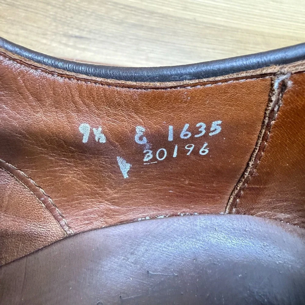 Allen Edmonds Strand Oxford Mens 9.5 E Walnut Leather Cap Toe Brogue Medallion